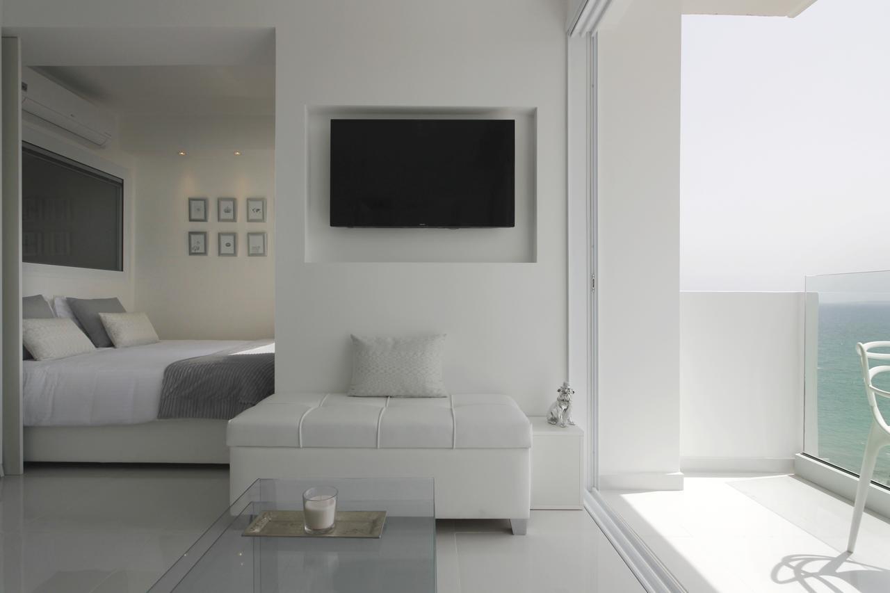 The White Pearl Suite - Beach Front City Centre With Sea View. Лимасол Экстерьер фото
