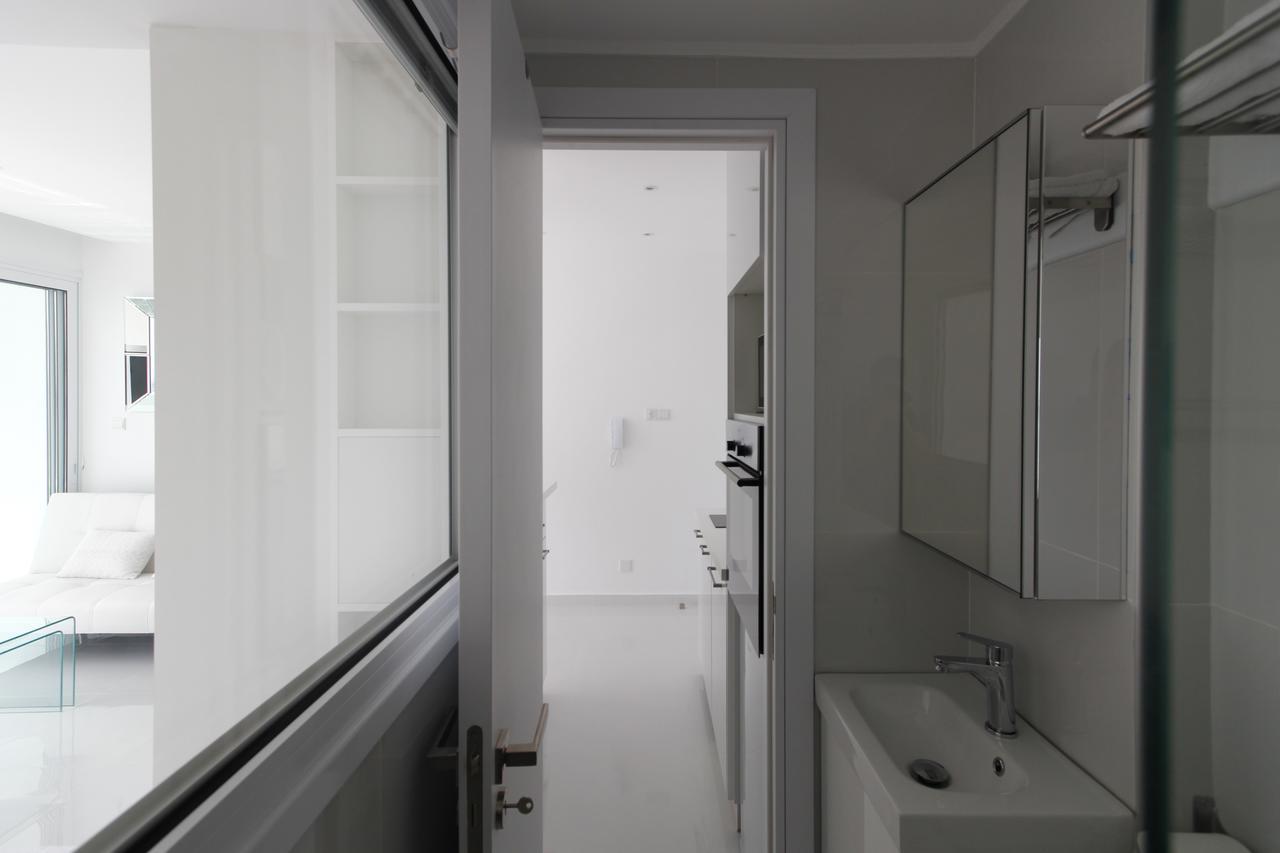 The White Pearl Suite - Beach Front City Centre With Sea View. Лимасол Экстерьер фото